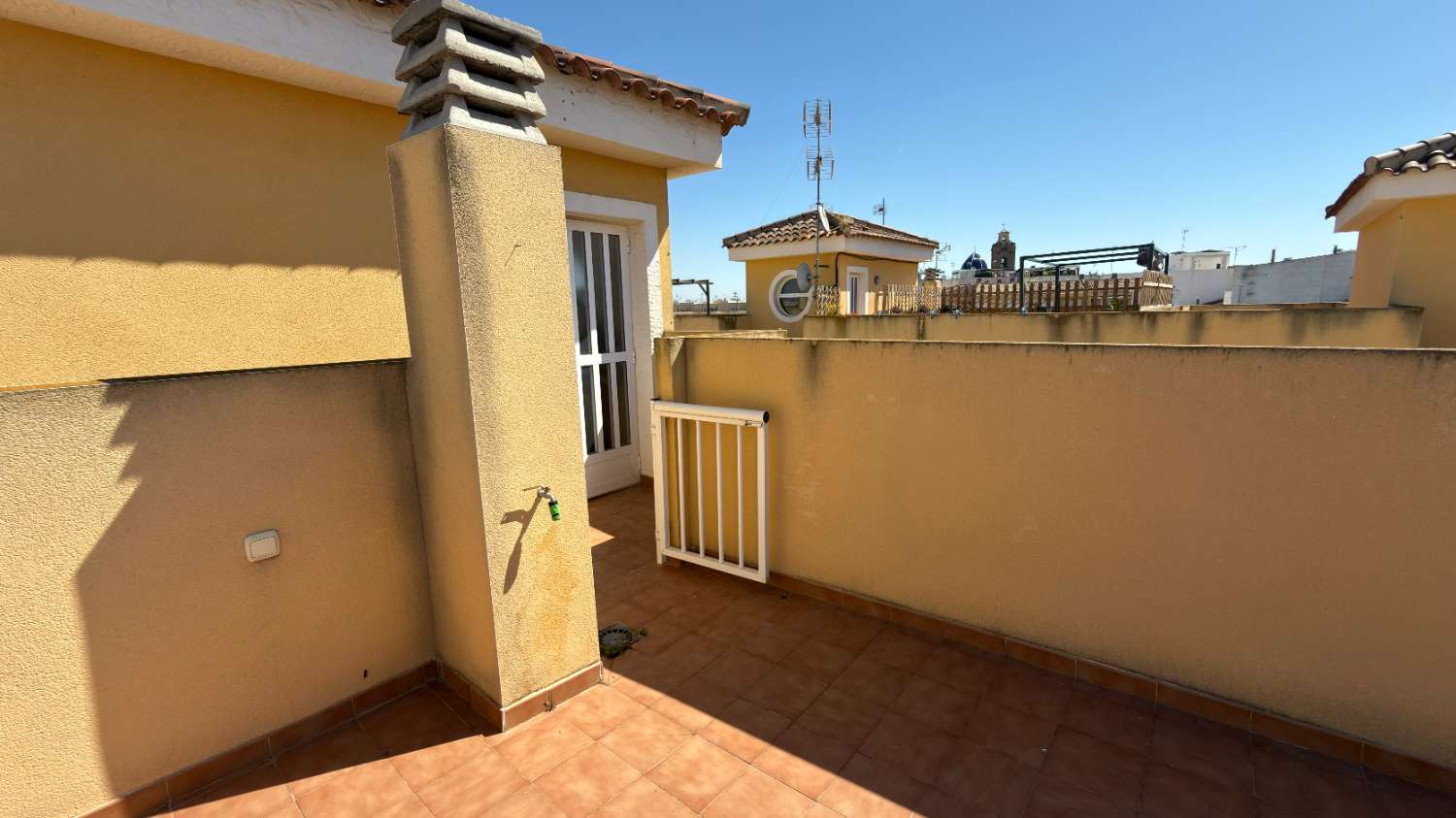 Beautiful 2 Bedroom Ground Floor Apartment with Private Solarium & Communal Pool in Catral