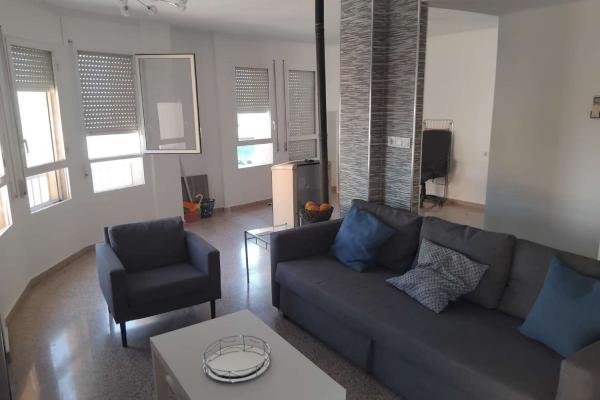 Beautifully Renovated 3 Bedroom Apartment Close to La Fi...